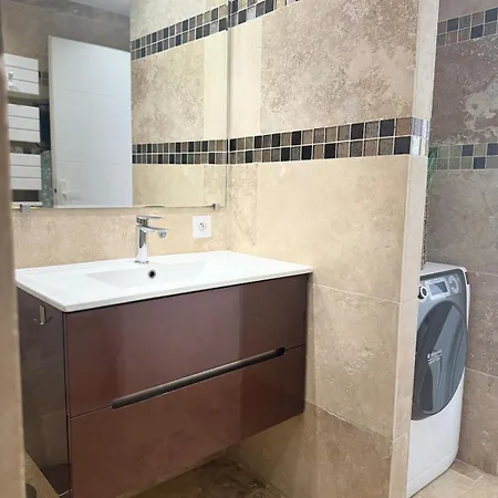 Le Terracotta Cote D'azur - Proche - Terrasse & Confort - Clim - Parking Et Wifi Gratuit- Speciale Fréjus